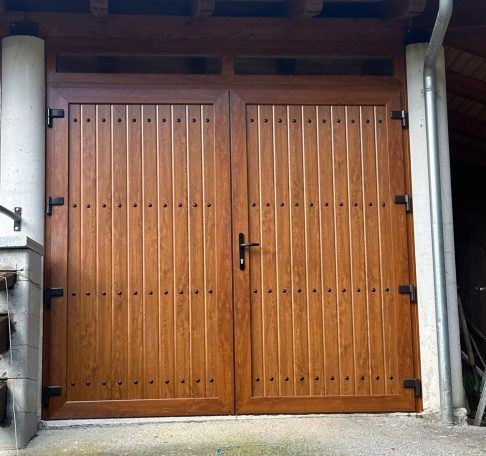 Puerta de acceso a garaje estilo rustico.