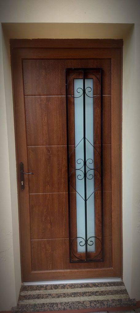 Puerta de estilo rustico en Novellana.